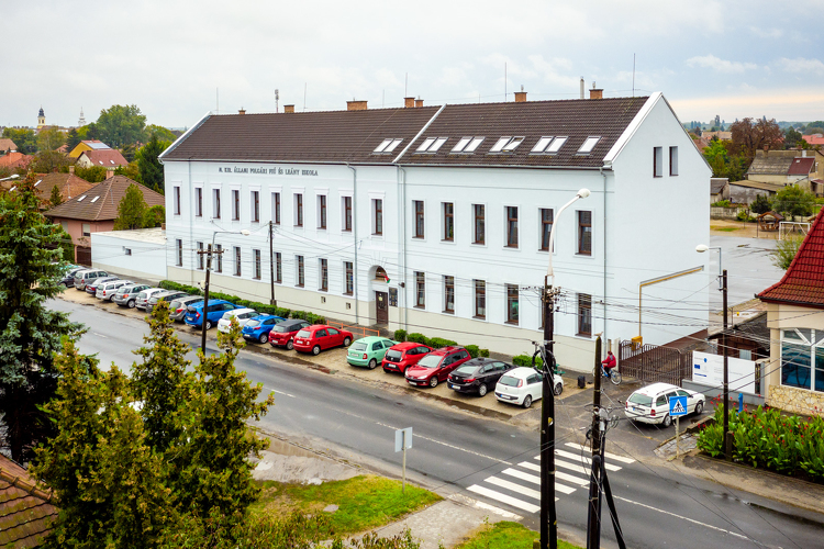 A XX. század első felére jellemző homlokzattal adtak át két iskolát Monoron