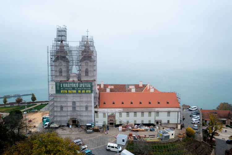 Véghajrában a Tihanyi Bencés Apátság külső tereinek felújítása